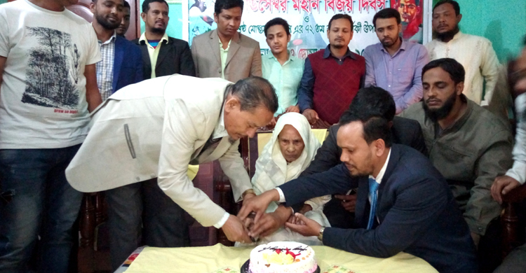 বীরশ্রেষ্ঠ মোস্তফা কামালের ৭২তম জন্মদিনের কেক কাটলেন মা