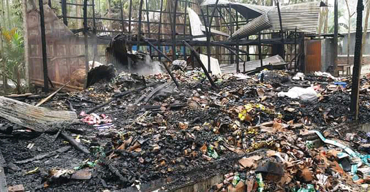 আগুনে পুড়ে গেছে ২৫ লাখ টাকার মালামাল