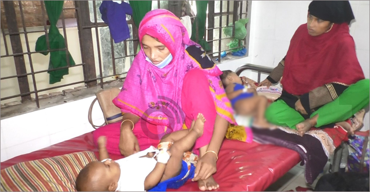 নিউমোনিয়া : ভোলায় শয্যা সঙ্কটে এক বেডে একাধিক শিশু
