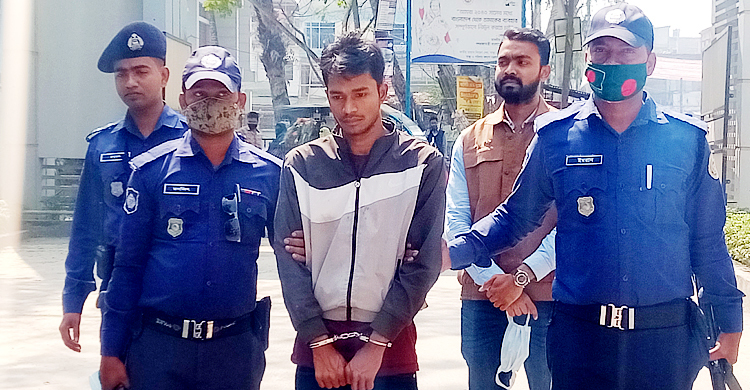 বিমানবাহিনীর ফ্লাইট লেফটেন্যান্ট পরিচয়ে প্রতারণা, যুবক গ্রেফতার