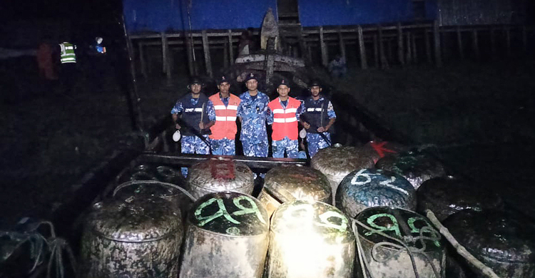 ট্রলার থেকে আড়াই হাজার লিটার সয়াবিন জব্দ