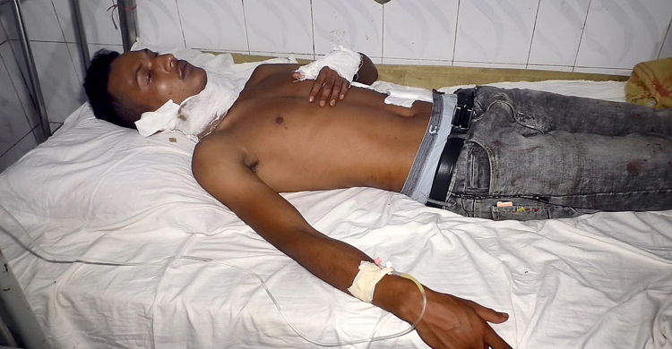 স্ত্রীকে উত্ত্যক্তের প্রতিবাদ করায় পুলিশ সদস্যকে কুপিয়ে জখম