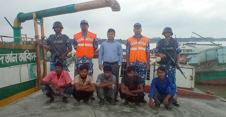 ভোলায় বালু উত্তোলনের সময় ড্রেজার-বাল্কহেড জব্দ, আটক ৫
