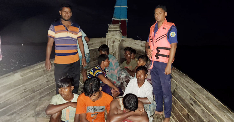 ভোলায় ৮ জেলেকে ২০ হাজার টাকা জরিমানা, দুই ট্রলার জব্দ