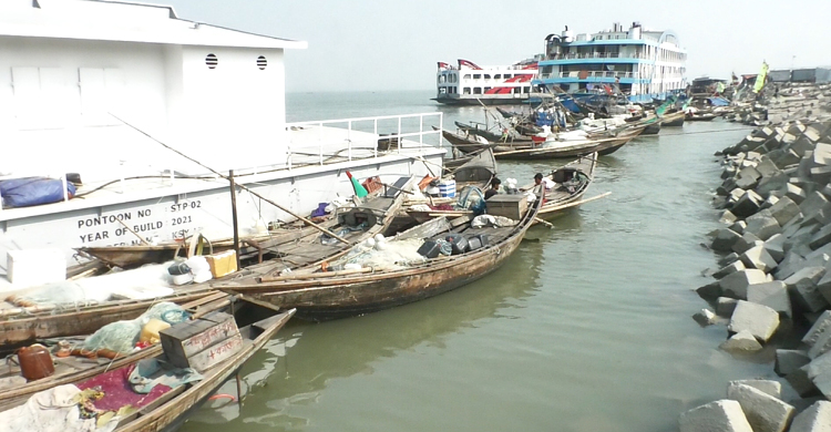 তীরে ফিরেছেন জেলেরা, দাবি কিস্তি বন্ধের