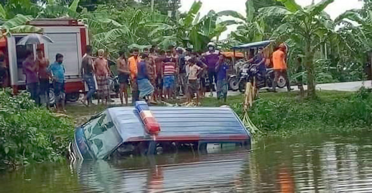ভোলায় রোগী নিয়ে অ্যাম্বুলেন্স পুকুরে, আহত ৫