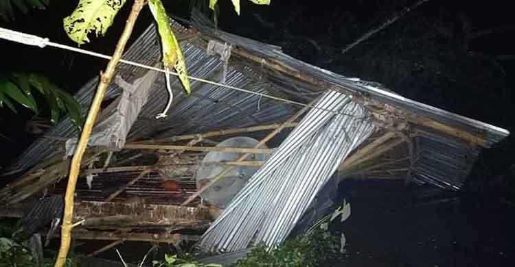ভোলায় ঘূর্ণিঝড়ে ৩০ বাড়িঘর বিধ্বস্ত, আহত ২০