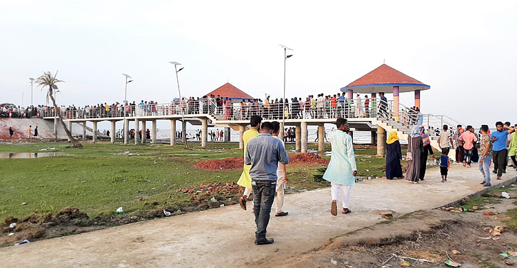 ভোলায় বিনোদন কেন্দ্রগুলোতে দর্শনার্থীদের ভিড়