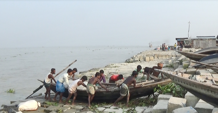 ২২ দিন কিস্তি আদায় বন্ধের দাবি জেলেদের