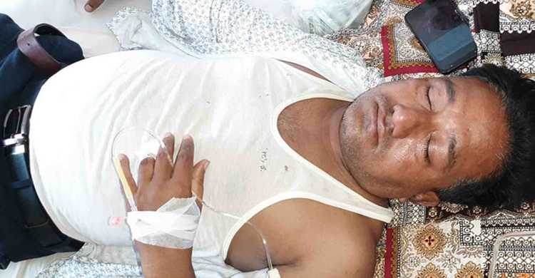 ঘুষ দিতে অস্বীকার করায় আইনজীবীকে পেটালেন পেশকার