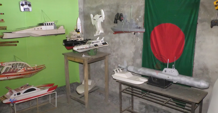 ইউটিউব দেখে আধুনিক জাহাজ-সাবমেরিন তৈরি করলেন আকাশ