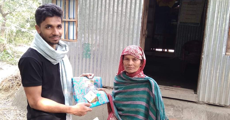 টিফিনের টাকা বাঁচিয়ে অসহায়দের শীতবস্ত্র দিল শিক্ষার্থীরা