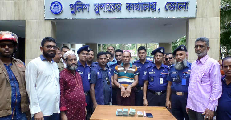 ৯৯৯ নম্বরে কলে চুরি যাওয়া তিন লাখ টাকা উদ্ধার