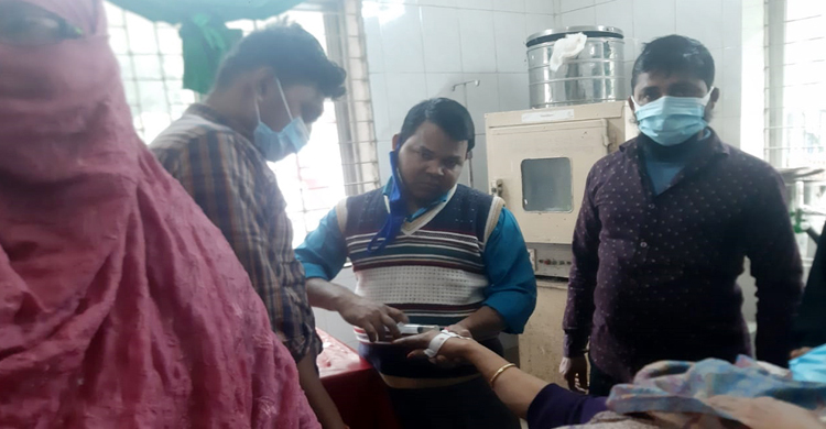 ভোলায় পরিচ্ছন্নতাকর্মীর ইনজেকশন পুশ করার ছবি ভাইরাল