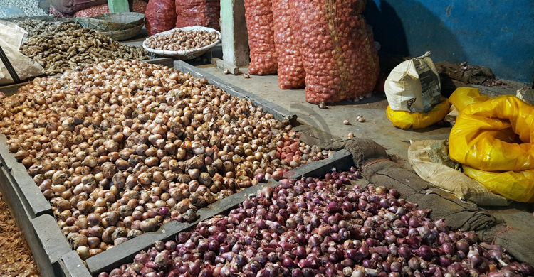 সরবরাহ কমায় হিলিতে বেড়েছে পেঁয়াজের দাম