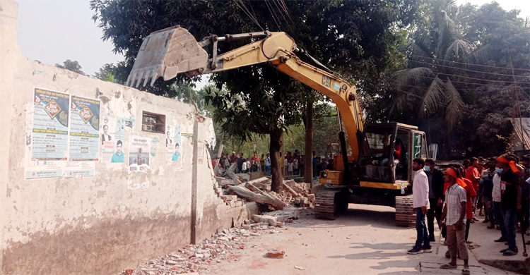 ভৈরবে রেলের জায়গায় গড়ে ওঠা অবৈধ স্থাপনা উচ্ছেদ