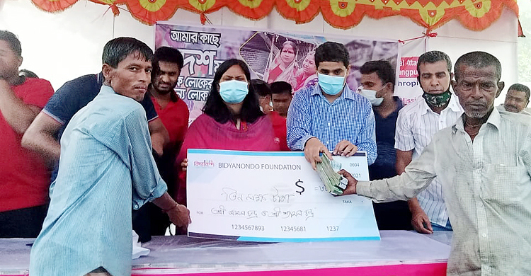 পীরগঞ্জে ক্ষতিগ্রস্তদের পরিবারপ্রতি লাখ টাকা সহায়তা বিদ্যানন্দের