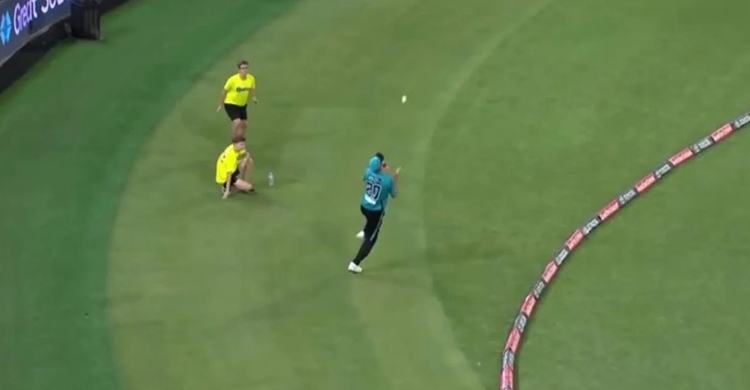 বাউন্ডারির অনেক বাইরে থেকে ক্যাচ, তোলপাড় ক্রিকেট দুনিয়ায় (ভিডিও)