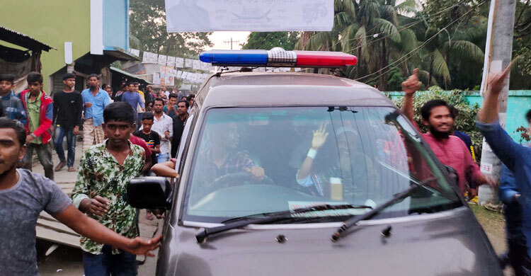অ্যাম্বুলেন্স নিয়ে বিজয়োল্লাস!