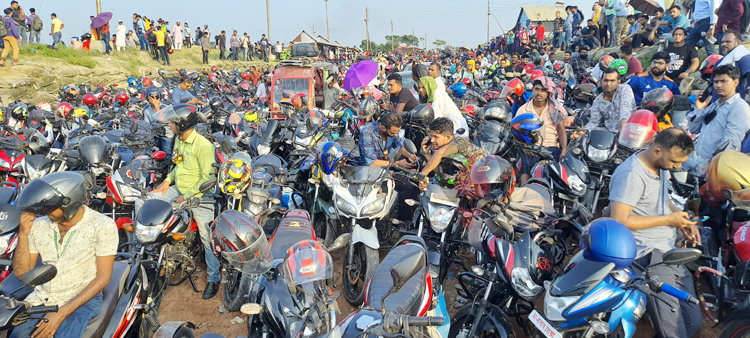ফেরিতে উঠতে বাইকারদের জীবন-মরণ যুদ্ধ