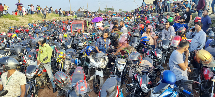 ফেরিতে উঠতে বাইকারদের জীবন-মরণ যুদ্ধ