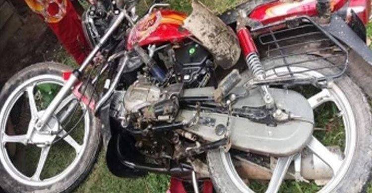মোটরসাইকেলের মুখোমুখি সংঘর্ষে প্রাণ গেল কলেজছাত্রের