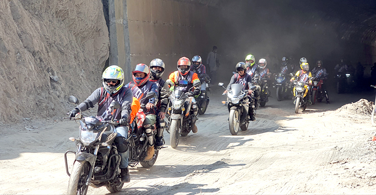 বাইক চালিয়ে ঢাকা থেকে বান্দরবানে ৫০ রাইডার