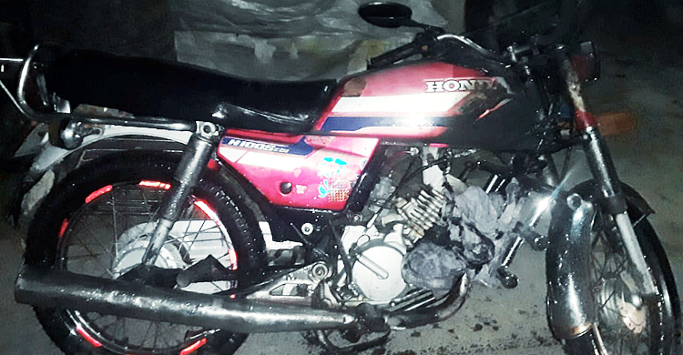 স্বতন্ত্র প্রার্থীর বাড়ির সামনে নৌকার কর্মীর মোটরসাইকেলে আগুন