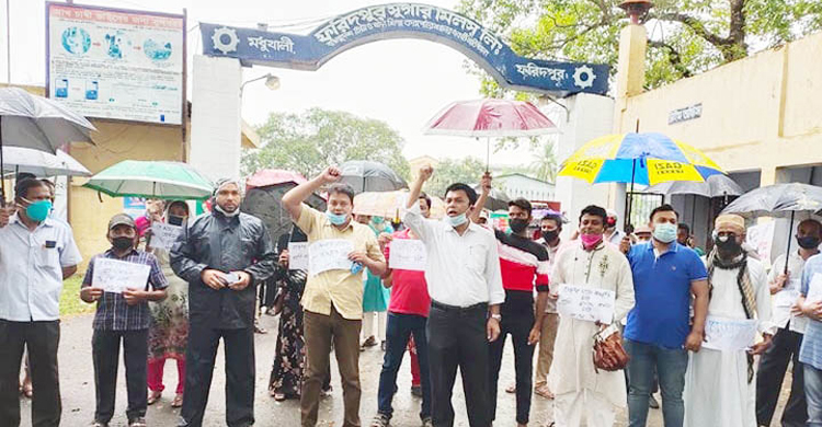 তিন মাস বেতন বন্ধ, অসহায় শ্রমিকদের বিক্ষোভ