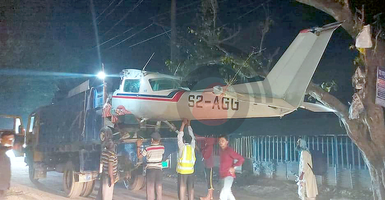 ট্রাকে চড়ল বিমান!