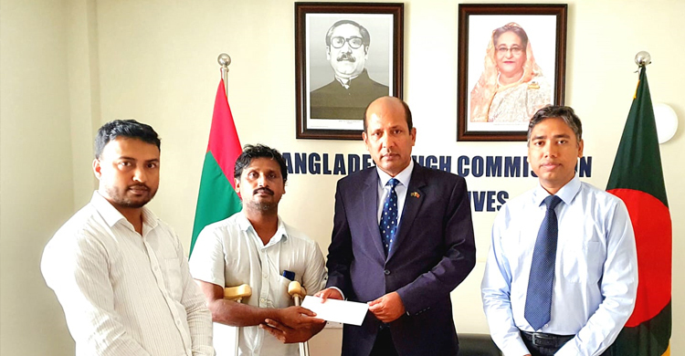 মালদ্বীপে অসুস্থ প্রবাসীকে বিমান টিকিট হস্তান্তর