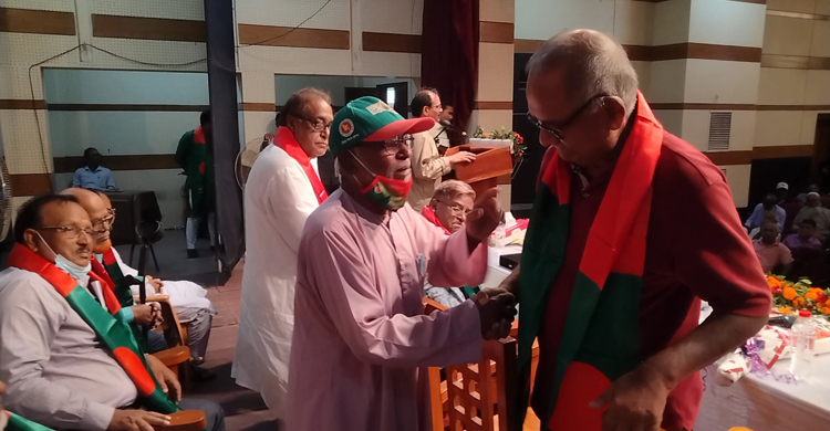 অধিনায়ককে দেখে কাঁদলেন শত শত বীর মুক্তিযোদ্ধা