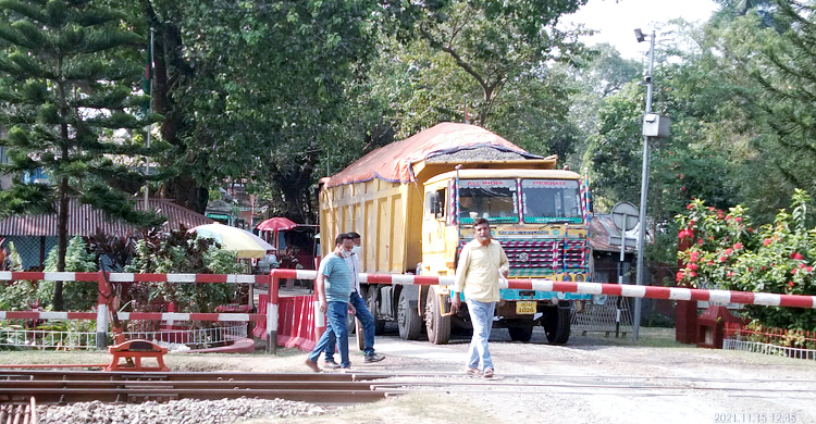 হিলি স্থলবন্দরে আমদানি-রপ্তানি বন্ধ