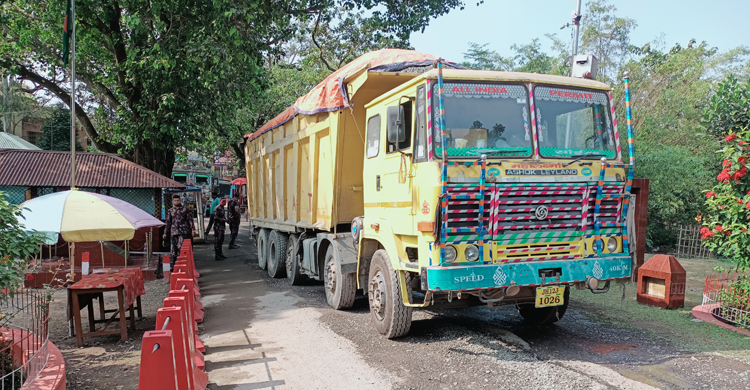 সাড়ে ৪ ঘণ্টা পর হিলি দিয়ে আমদানি-রপ্তানি শুরু