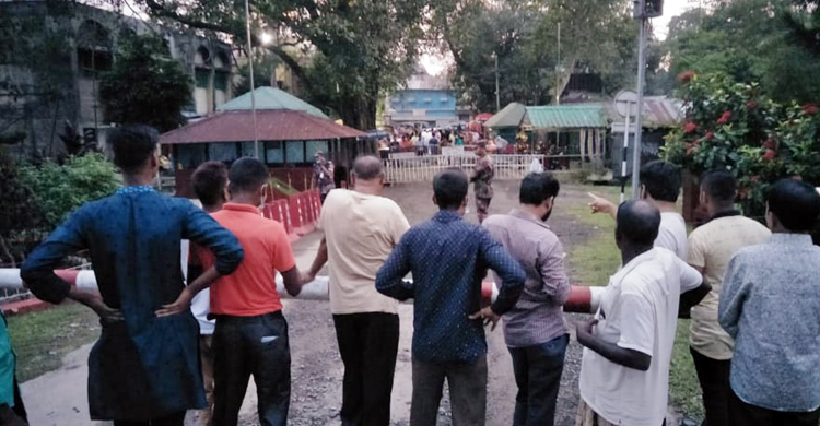 শূন্যরেখায় দাঁড়িয়ে দূর থেকে আত্মীয়কে দেখা