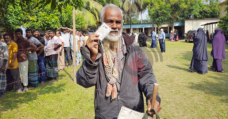 ইভিএমে ভোট দিয়ে কাঁদলেন ইদ্রিস আলী