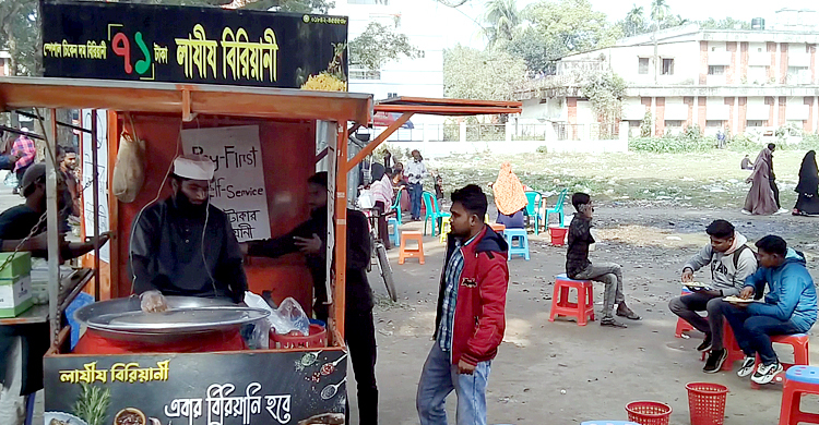 ৭১ টাকায় মোরগ পোলাও বিক্রি করে প্রশংসায় ভাসছেন তিন যুবক