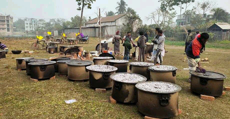 ভোটারদের জন্য প্রার্থীর রান্না করা বিরিয়ানি নিয়ে গেল প্রশাসন