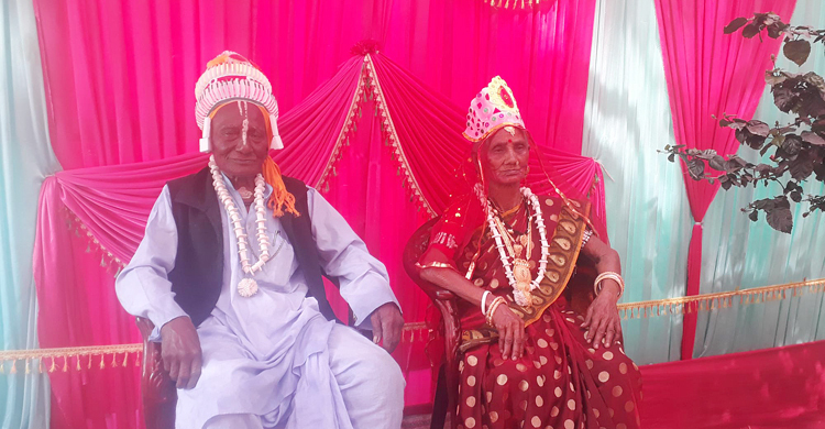 বংশধরদের মঙ্গল কামনায় আবারও বিয়ে করলেন শতবর্ষী দম্পতি