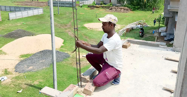 এমএ পাস করে বিশ্বজিৎ এখন রাজমিস্ত্রি