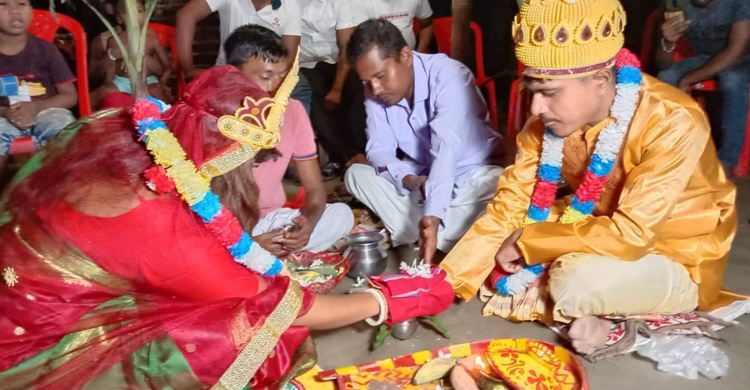 সকালে প্রেমিকের বাড়িতে অনশন, রাতে বিয়ে