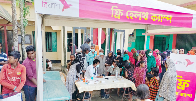 বন্যার্তদের সাহায্যে বিকাশের ১০টি ফ্রি হেলথ ক্যাম্প