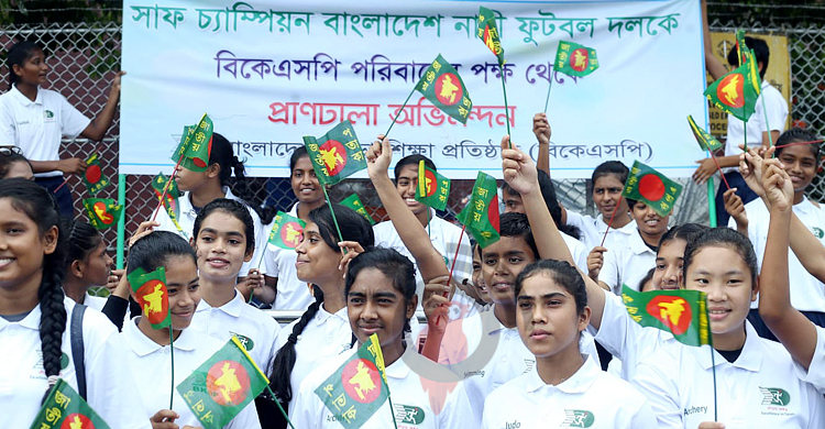 সাবিনাদের বরণ করতে বিমানবন্দরে বিকেএসপির শিক্ষার্থীরা