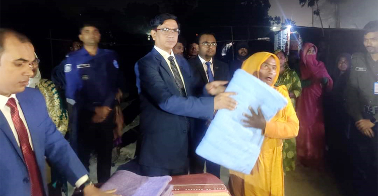 ফরিদপুরে বেদে পরিবারদের মাঝে শীতবস্ত্র বিতরণ