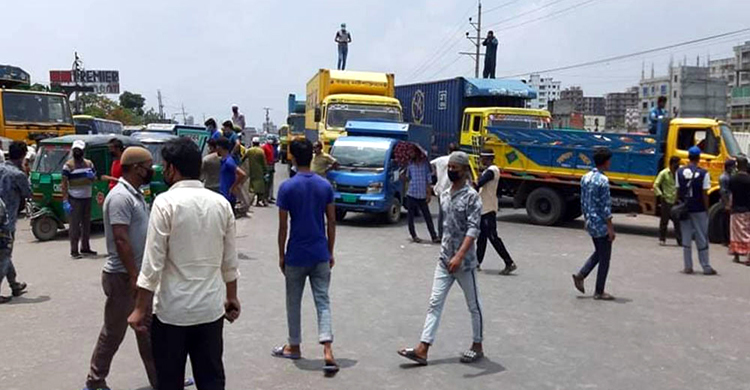 ত্রাণের জন্য ঢাকা-চট্টগ্রাম মহাসড়কে পরিবহন শ্রমিকদের বিক্ষোভ