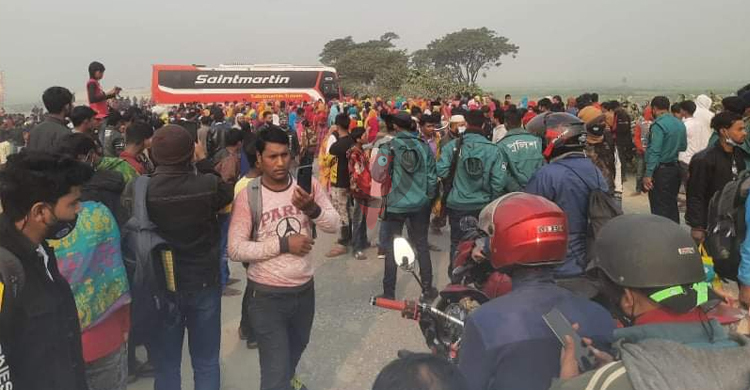 বেতনের দাবিতে গাজীপুরে শ্রমিকদের সড়ক অবরোধ