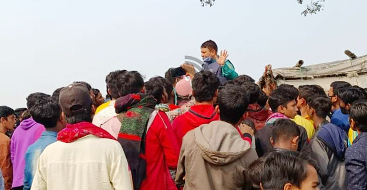 বেতনের দাবিতে গাজীপুরে শ্রমিকদের সড়ক অবরোধ