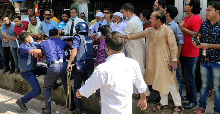 প্রতিবাদ সভায় পুলিশের সঙ্গে বিএনপি নেতাকর্মীদের ধস্তাধস্তি