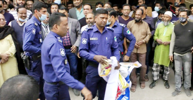 বিএনপির মানববন্ধনের ব্যানার কেড়ে নিল পুলিশ