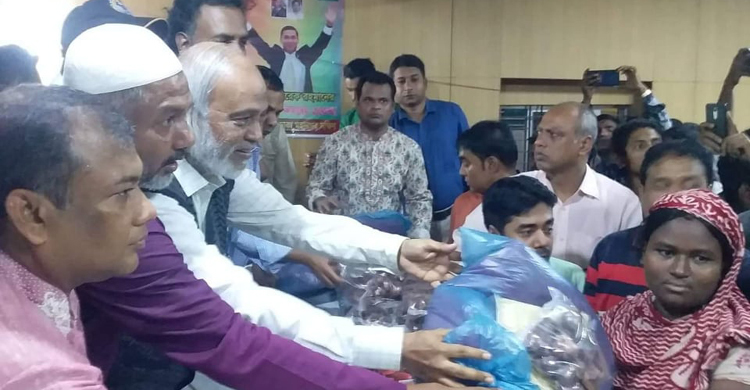 দুইশ পরিবারকে পেঁয়াজ দিল স্বেচ্ছাসেবক দল